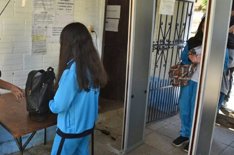 imagen_2025-01-18_222806376 ¿ESTARÍAS DE ACUERDO CON ESTA MEDIDA DE SEGURIDAD? Municipio evalúa instalar pórticos detectores de metales en colegios de Lautaro