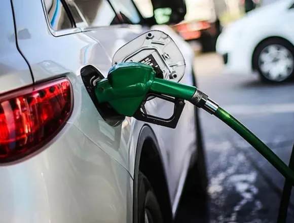 Combustibles registran fuertes alzas desde este jueves: diésel sube casi $100 por litro