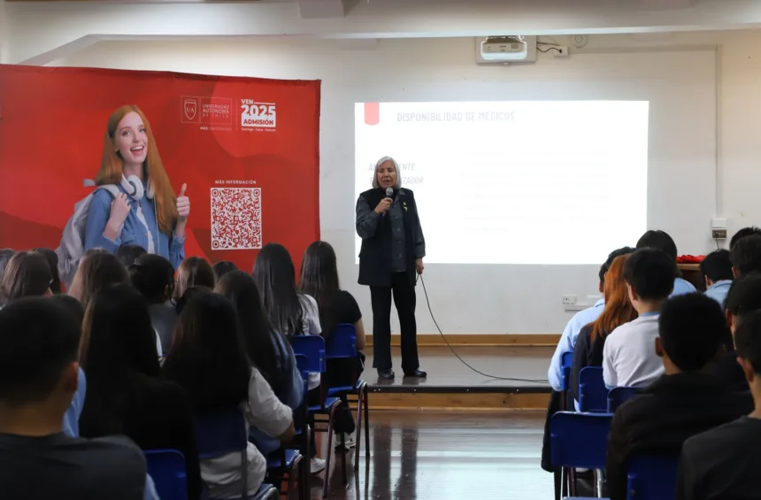 Estudiantes del Colegio Santa Cruz de Victoria reciben charla sobre la nueva carrera de Medicina en Temuco
