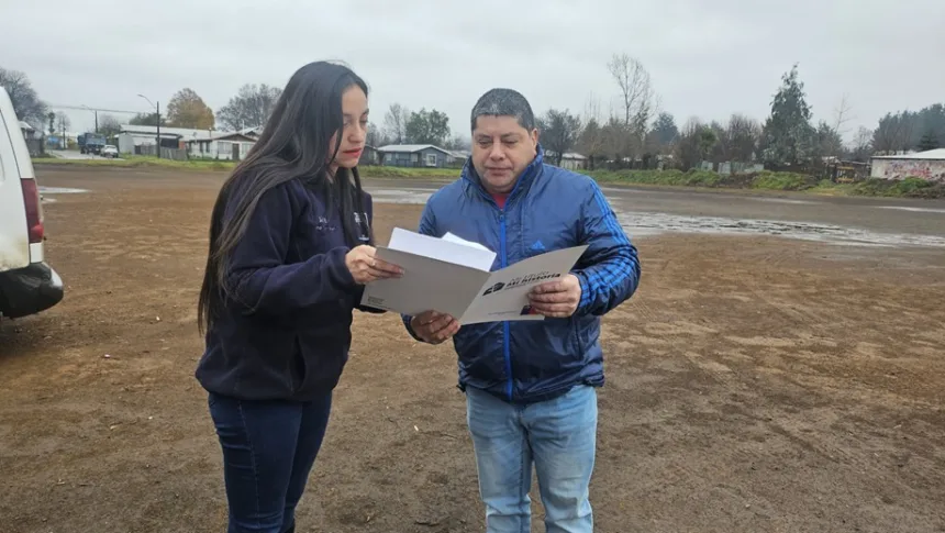 En el Mes del Padre entregan títulos de dominio a padres en La Araucanía
