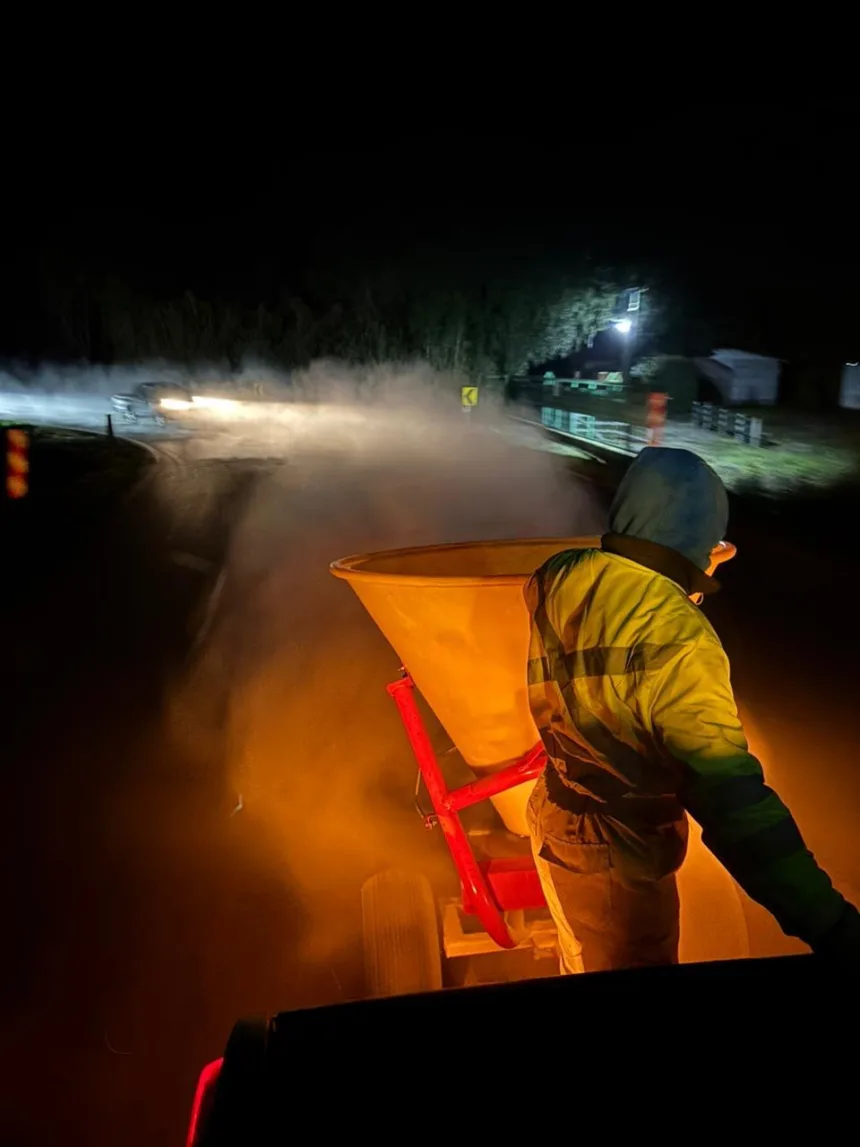 WhatsApp Image 2025-07-02 at 09.56.40 MOP realiza un amplio despliegue en rutas de la región para evitar la formación de hielo