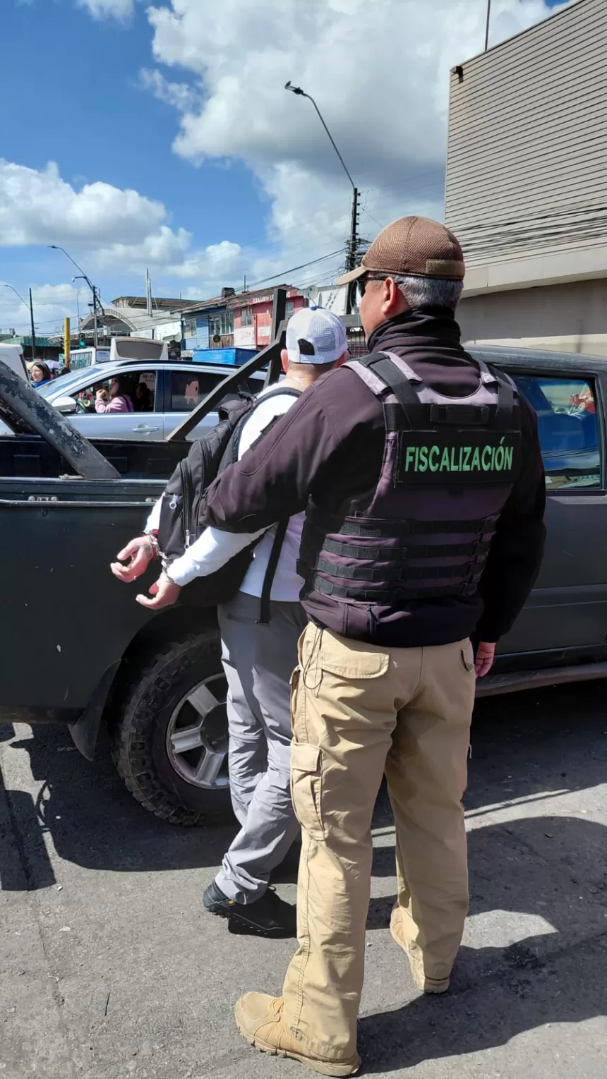 WhatsApp Image 2025-09-30 at 15.41.59 Seguridad municipal de Temuco frustró robo de celular avaluado en más de un millón de pesos en Feria Pinto