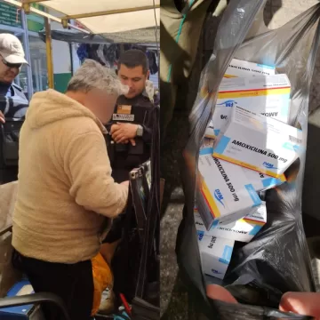WhatsApp Image 2025-10-23 at 11.54.29 Inspectores municipales de Temuco descubren a un ambulante comercializando fármacos ilegalmente en Feria Pinto