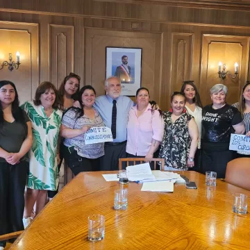 Ministro de vivienda Carlos Montes recibe a los comités de vivienda de pucón para buscar soluciones al déficit habitacional en la ciudad lacustre