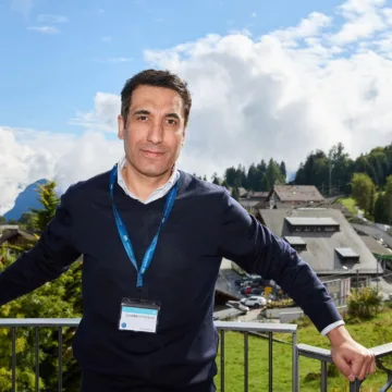 Roberto Bravo rector Trewhela’s School Suiza y Finlandia incorporan inteligencia artificial y tecnología en clases: la tendencia que comienza a influir en colegios chilenos