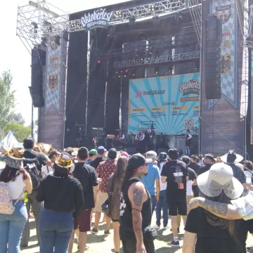 WhatsApp Image 2025-11-03 at 10.53.15 PM (1) Oktoberfest Chile celebró sus 20 años rodeado de música, cultura y buena cerveza