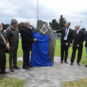 imagen_2025-11-02_073232714 Inauguran monolito en el Parque Urbano Isla Cautín en homenaje a educadores masones de Temuco