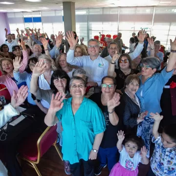 imagen_2025-11-04_070500106 Juegos, baile y sorpresas: creativa jornada intergeneracional para personas mayores en Temuco