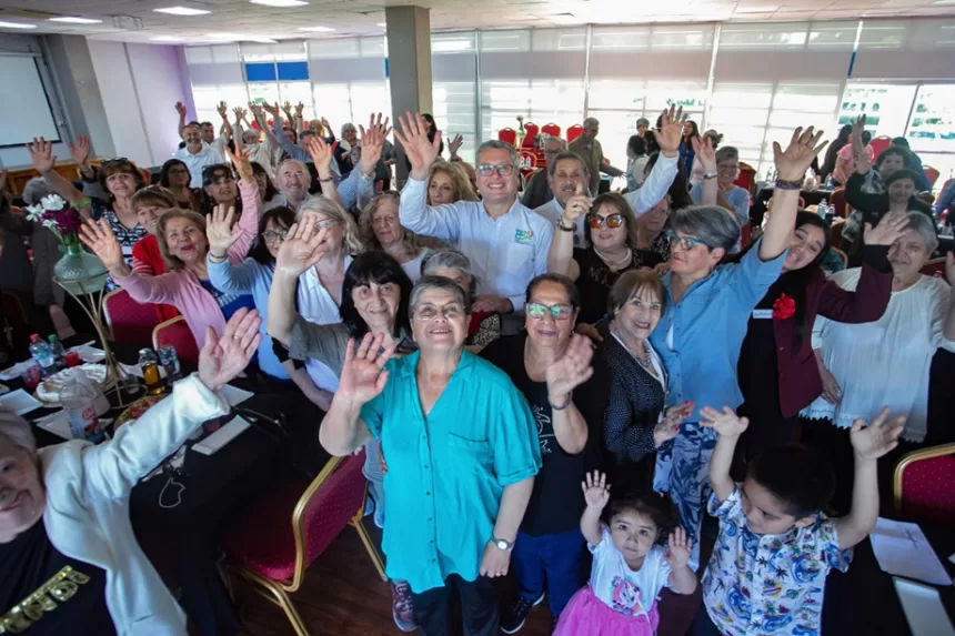 imagen_2025-11-04_070500106 Juegos, baile y sorpresas: creativa jornada intergeneracional para personas mayores en Temuco