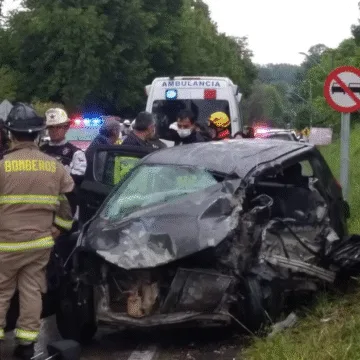 Triple colisión dejó un fallecido y cinco lesionados en accidente camino a Pucón
