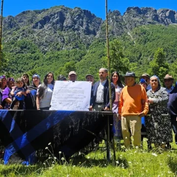 Bienes Nacionales de La Araucanía cumple compromiso y entrega concesión fiscal a comunidad mapuche en Curarrehue