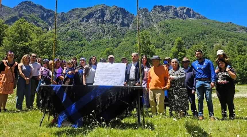 WhatsApp Image 2025-12-22 at 19.40.50 Bienes Nacionales de La Araucanía cumple compromiso y entrega concesión fiscal a comunidad mapuche en Curarrehue