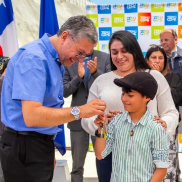 FOTO 8 Municipalidad de Temuco hace historia con la entrega del conjunto habitacional “Mirador del Valle 2” cumpliendo a 118 familias el sueño de la casa propia