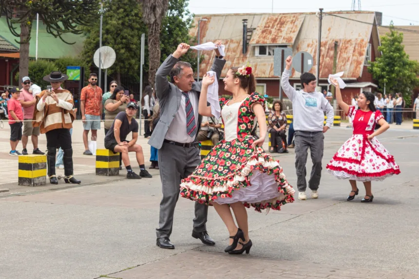 Teodoro Schmidt celebró con orgullo su 45° aniversario con acto cívico y desfile
