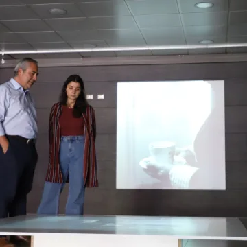 Universidad Mayor presenta muestra fotográfica que visibiliza el cuidado de personas con Alzheimer