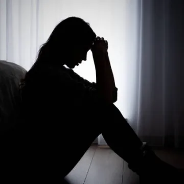 Woman suffering from depression. Sadness and headache concept Acompañar también es prevenir: el llamado del HHHA en el Día Mundial contra la Depresión