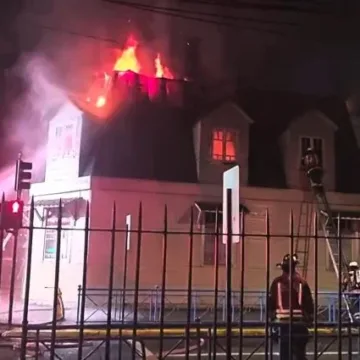 Incendio en histórica casona del centro de Temuco deja adulto mayor rescatado, bombero lesionado y millonarios daños