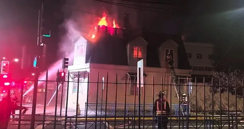 imagen_2026-02-10_230737053 Incendio en histórica casona del centro de Temuco deja adulto mayor rescatado, bombero lesionado y millonarios daños