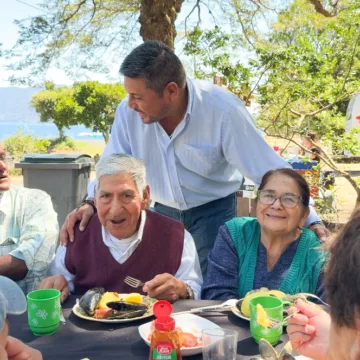 Más de 500 personas mayores de Loncoche disfrutan viajes recreativos al Lago Calafquén