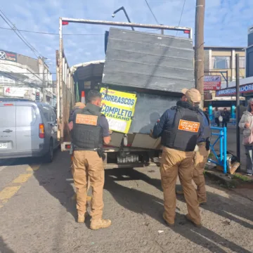 Municipio retira puestos de comida rápida ilegales tras denuncias por amenazas en el centro de Temuco