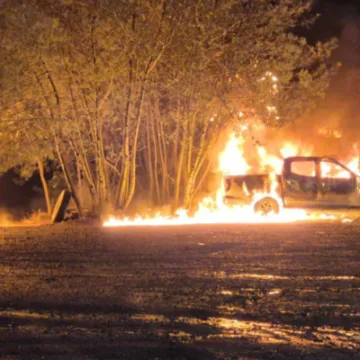 4 vehículos destruidos tras ataque incendiario en Lautaro