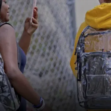 imagen_2026-06-17_121141257 ¿Mochilas transparentes y detectores de metales? La polémica propuesta que busca reforzar la seguridad en los colegios de Chile