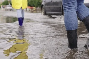 Retiro de barro y escombros tras el temporal: experto entrega recomendaciones para evitar lesiones y accidentes