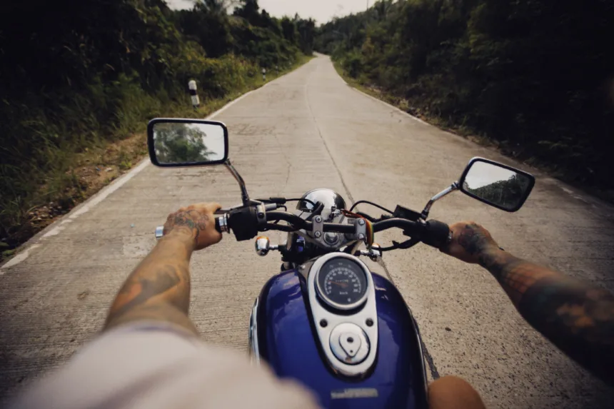 Conducir motocicleta puede reducir el estrés y favorecer la concentración, según estudios