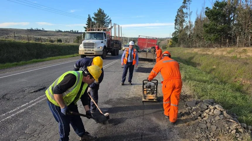 WhatsApp Image 2026-08-20 at 15.51.01 (1) MOP ejecuta trabajos de bacheo en la Ruta R-86 entre Los Sauces y Angol