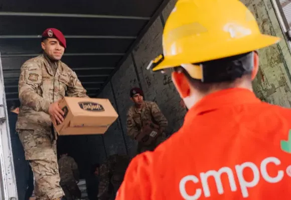 CMPC despliega ayuda para afectados por lluvias en Angol con maquinaria, alimentos e insumos básicos