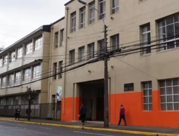 Profesor afectado por extintor en Liceo Gabriela Mistral podría regresar a clases durante los próximos días
