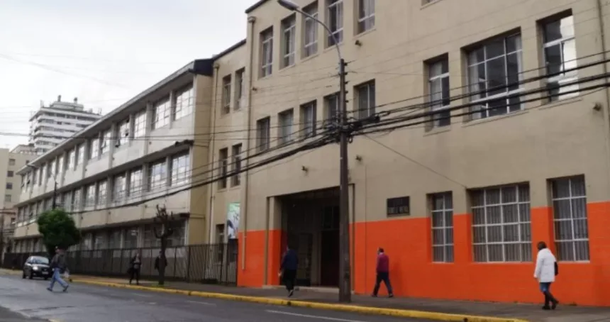 imagen_2026-08-26_190922612 Profesor afectado por extintor en Liceo Gabriela Mistral podría regresar a clases durante los próximos días