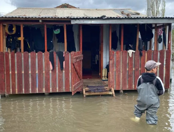 Vecinos evacuados, personas aisladas y viviendas anegadas: desborde de ríos golpea a Teodoro Schmidt