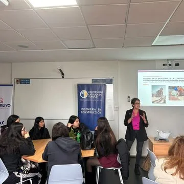 Alumnas TP de La Araucanía se capacitan en el uso de drones aplicados a la construcción