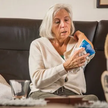 Piel frágil en adultos mayores: un pequeño golpe puede provocar heridas
