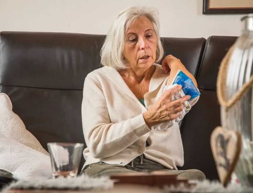 Piel frágil en adultos mayores: un pequeño golpe puede provocar heridas