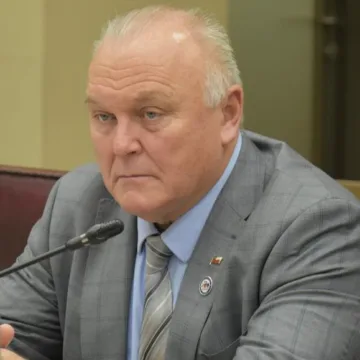 Senador Becker por pérdidas en fondos D y E de las AFP: “El que las hace, las paga”